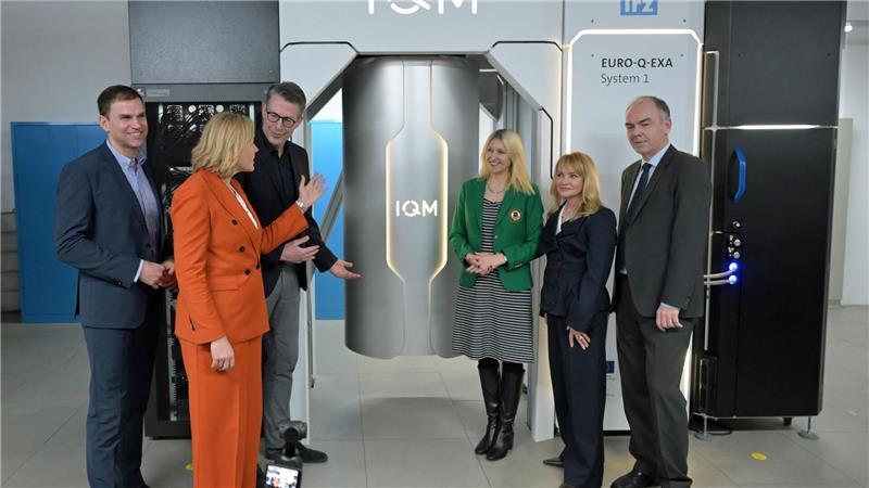 Feierlich ist der neue Quantencomputer Euro-Q-Exa in Betrieb genommen worden. 