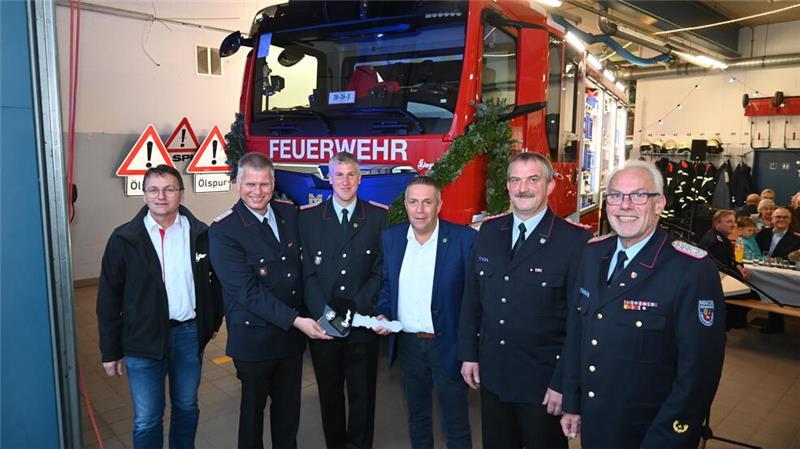 Feierliche Übergabe des Tanklöschfahrzeugs an die Ortsfeuerwehr Hollern-Twielenfleth: Norbert Blanke , Thomas Franz, Henning Tiedemann, Timo Gerke, Jens Kuck und Peter Winter (von links).