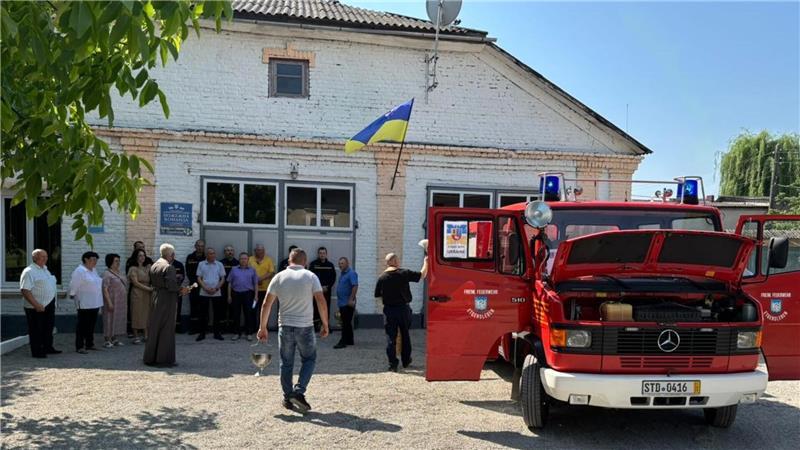 Krieg in Osteuropa: Landkreis sucht Rettungswagen für die Ukraine Feierliche Übergabe eines gespendeten Löschfahrzeugs aus dem Hilfskonvoi des Landkreises Stade in Ternopil in der Westukraine.