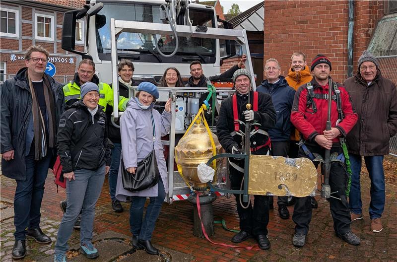 Goldener Abschluss: Was ist in der Wetterfahne von St. Petri? Feierlicher Abschluss der Dachsanierung mit Handwerkern, Architekten, Vertretern von Bauausschuss und Förderverein sowie Pastor Chris Hasemann (2. von rechts).