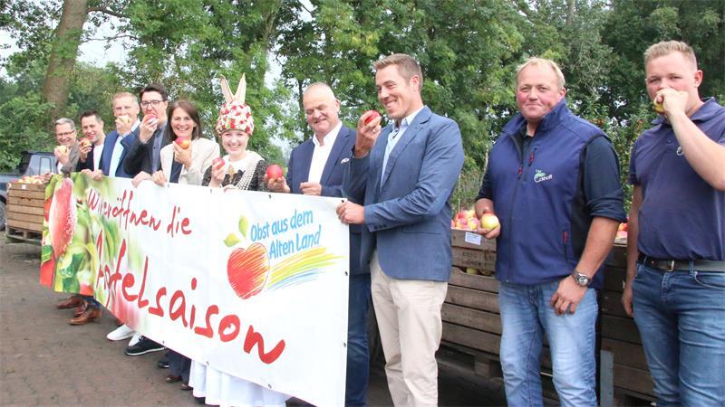 Feierlicher Startschuss: Auf dem Obsthof Eckhoff in Cuxhaven-Lüdingworth wird die Apfelsaison eröffnet.