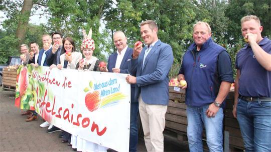 Feierlicher Startschuss: Auf dem Obsthof Eckhoff in Cuxhaven-Lüdingworth wird die Apfelsaison eröffnet.