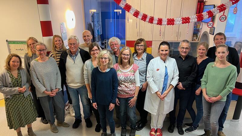 Feiern 20-jähriges Bestehen ihres Vereins: die Kinderärzte vom Bereitschaftsdienst in der Stader Kinderklinik.