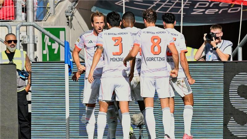 Bayerns Rekordstart trotz Rotation: Kane gelingt Dreierpack Feiern das Führungstor: Kane und seine Bayern-Kollegen.