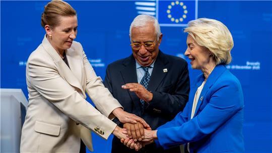 Feiern den Kompromiss: Dänemarks Regierungschefin Mette Frederiksen, EU-Ratspräsident António Costa und Kommissionschefin Ursula von der Leyen.