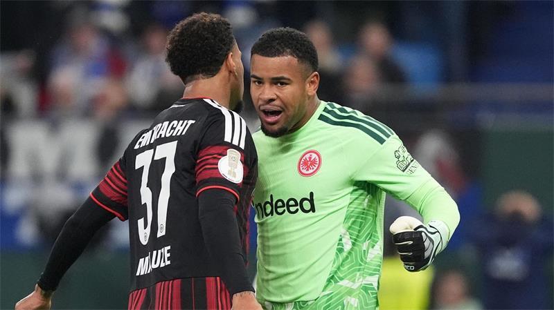 Feiern eine gelungene Rettungsaktion: Frankfurts Jeremiaha Maluze (l) und Torwart Noah Atubolu.