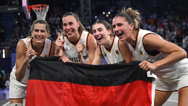 Feiern mit der Fahne: Die 3x3-Basketballerinnen.