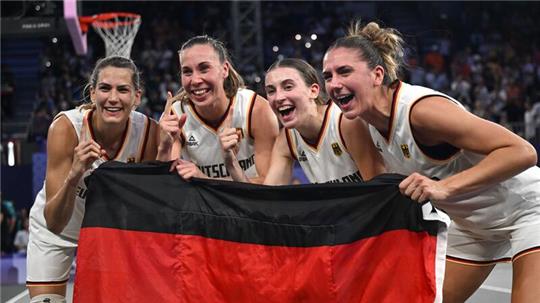 Feiern mit der Fahne: Die 3x3-Basketballerinnen.