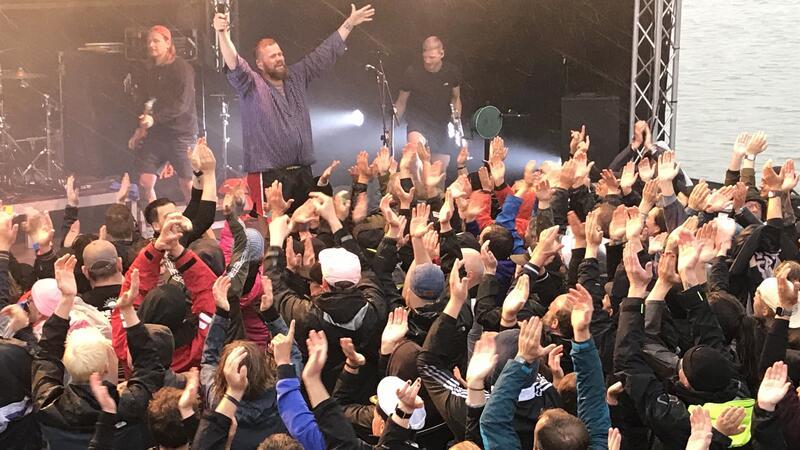 Feiern sich gegenseitig: Frontmann Jan Garkow, genannt Monchi, von Feine Sahne Fischfilet und die Fans vor der Bühne.