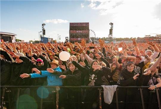 Feiernde Musikfans beim Deichbrand in Cuxhaven. Foto: Lothar Scheschonka