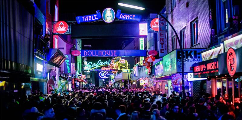 „Der Kiez war am Ende“: Corny Littmann und sein St. Pauli Feiernde gehen dicht gedrängt über die Große Freiheit in der Nähe der Reeperbahn. Littmann rät, die Gegend morgens zwischen vier und fünf Uhr zu meiden. Foto: Axel Heimken/dpa/dpa-tmn