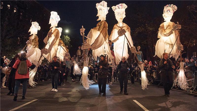 Bilder des Tages Feiernde ziehen während der Village Halloween Parade in New York die Sixth Avenue entlang.