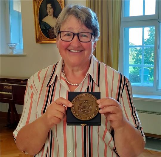 Feierstunde im Schloss Agathenburg: Marianne Zimmer wird der Ehrentaler verliehen. Foto: Lohmann