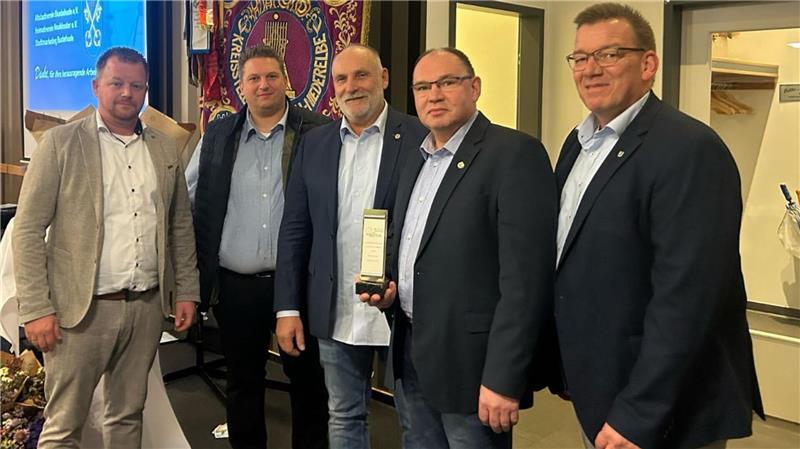 Feierstunde zur Verleihung des Preises für Volksfestfreundlichkeit an die Hansestadt Buxtehude (von links): Lars Luttkau, Karl Angelo Jöring (beide Schaustellerverband) sowie Carsten Gews, Ralf Meyer und Kai Dührkop (alle Heimatverein Neukloster).