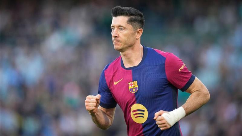 „Riesenschritt“ möglich: Geplagter BVB fordert Flicks Barça Feierte einst zwei Meisterschaften mit Dortmund: Barcelona-Stürmer Robert Lewandowski.
