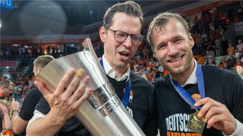 Feierte mit Ulm und Coach Gavel (rechts) 2023 den Meistertitel - im Sommer geht er nach München: Sportdirektor Thorsten Leibenath. (Archivbild)