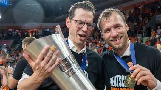 Feierte mit Ulm und Coach Gavel (rechts) 2023 den Meistertitel - im Sommer geht er nach München: Sportdirektor Thorsten Leibenath. (Archivbild)