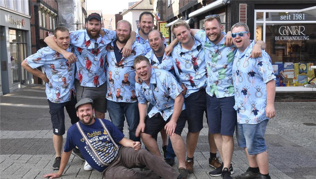 Feierten bis zum Morgen: Die Freunde von Jan (liegend Mitte) aus Groß-Sterneberg...