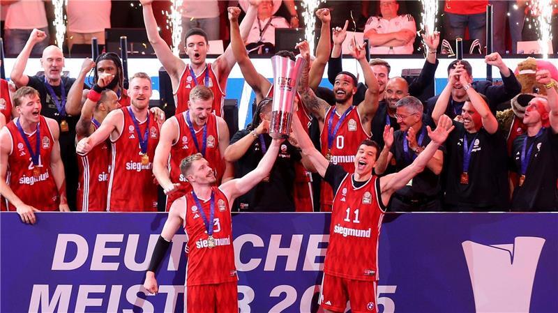 Finanzzahlen und Pokal: Mächtig Ärger bei Basketballern Feierten die Meisterschaft 2025: Bayerns-Profis um Andreas Obst. (Archivbild)