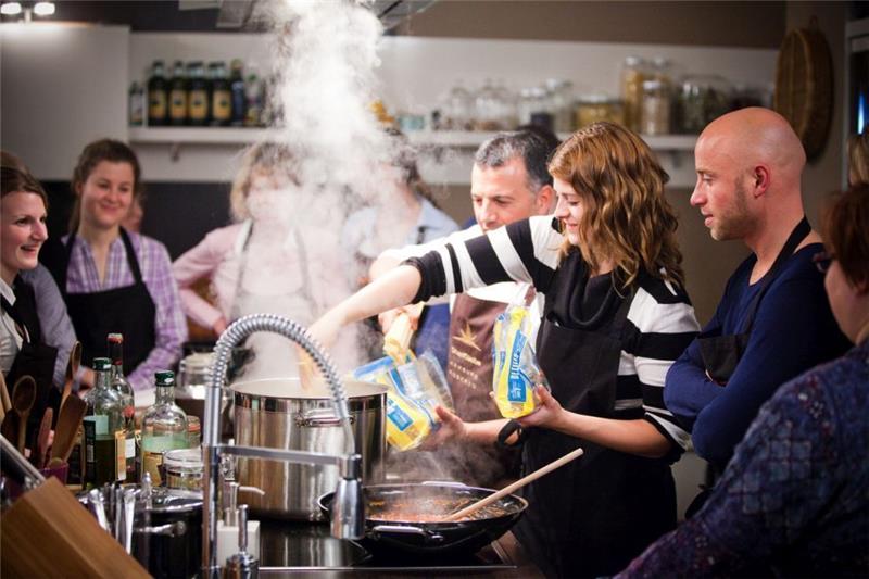 Feine Küche und lockere Atmosphäre können Teilnehmer der Kochkurse im Erlebniskochen-Haus in Ehestorf erleben.