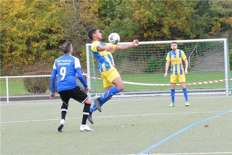 Feiner Techniker: Der kopfballstarke BSV-Innenverteidiger Moibi Alagbe (rechts) vergab in der ersten Spielhälfte drei sehr gute Gelegenheiten , bei Eckbällen mit dem Kopf für sein Team zu treffen. Fotos: Ratje (2) / Wisser