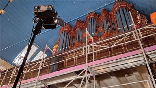 Feinschliff in schwindelnder Höhe: Gut ausgeleuchtet, können die Fachleute ans Werk gehen, damit die Empore zum großen Wiedereinweihungsfest der Orgel wieder in ihrem ursprünglichen Glanz erstrahlt.