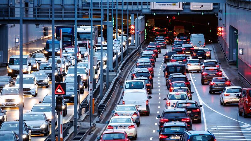 Feinstaub entsteht etwa durch den Betrieb von Autos, Heizungen in Wohnhäusern oder der Industrie, aber auch in der Landwirtschaft.