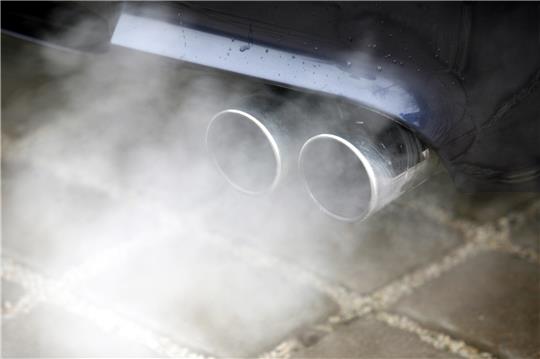 Feinstaub ist ein gesundheitsschädliches Gemisch fester und flüssiger Partikel, das unter anderem im Verkehr durch Verbrennungsmotoren, aber auch durch Reifenabrieb entsteht. Foto: Marcus Führer/dpa