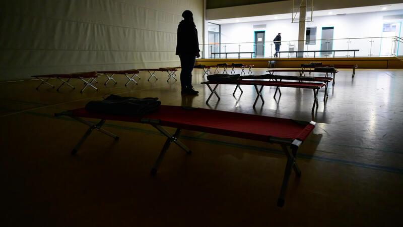 Stader Retter im Hochwassergebiet: Hektische Stunden und Ärger mit Autofahrer Feldbetten stehen in einer Sporthalle, die als Notunterkunft eingerichtet wurde.