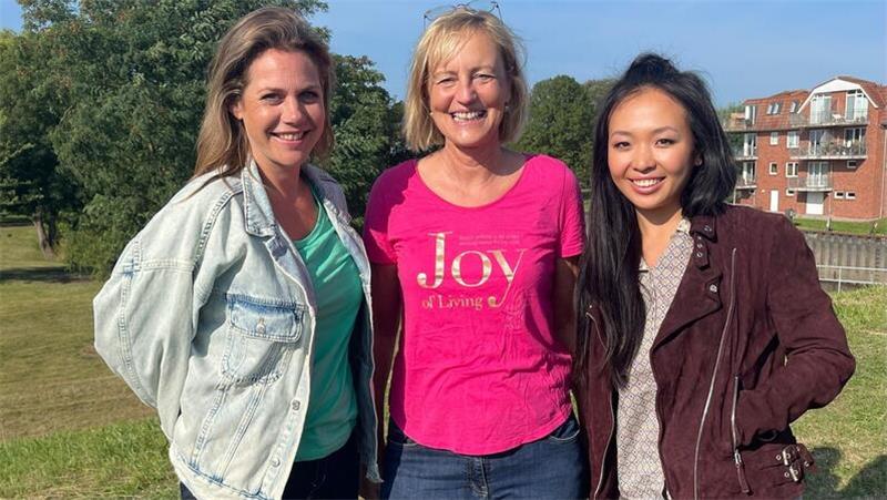 Felicitas Woll (Beke Rieper) und Andrea Guo (Lily Schmidtbauer) von der Altländer Zeitung nehmen die Juristin und Kommunalpolitikerin Angela Heinssen in die Mitte.