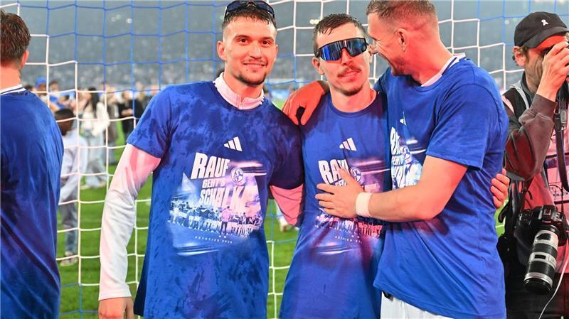 Felipe Sánchez (l, ), Ron Schallenberg (M) und Stürmer-Star Edin Džeko jubeln über den Aufstieg.