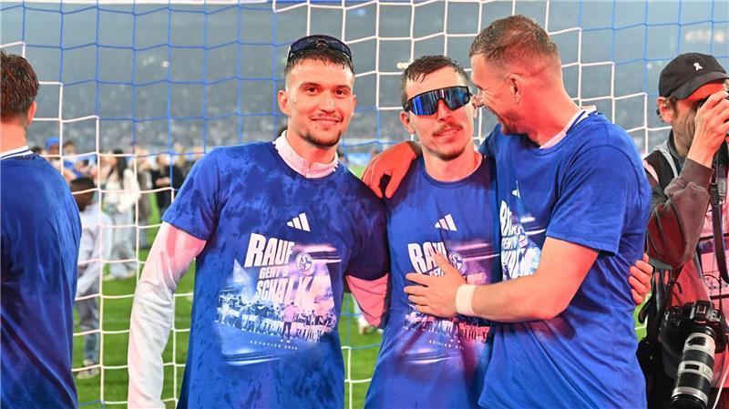 Felipe Sánchez (l, ), Ron Schallenberg (M) und Stürmer-Star Edin Dzeko jubeln über den Aufstieg.