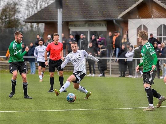 Felix Arlt ist der Hedendorfer Dauerbrenner. Der zentrale Mittelfeldspieler hat alle 23 Saisonspiele bestritten. In der vergangenen Saison machte er noch einen Riesenjob in der Defensive. Foto: Schmietow