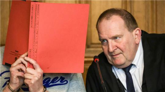 Felix B. und sein Anwalt Thomas Domanski. Ein Chat-Verlauf gibt Einblicke in seine verquere Gedankenwelt. Hat er so seinen Neffen manipuliert? 