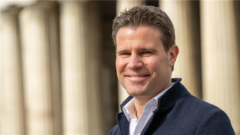 Brych und Hussein DFB-Schiris des Jahres Felix Brych erhält eine Auszeichnung zum Karriereende.