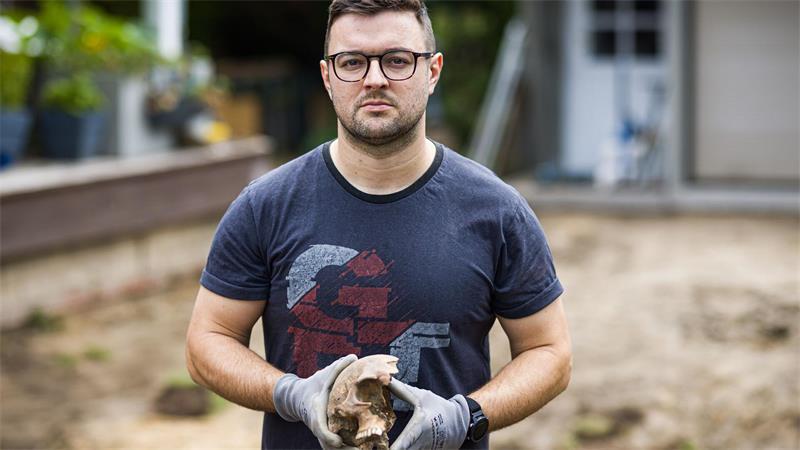 Felix Chall hat etliche Knochen in seinem Garten in Braunschweig gefunden.
