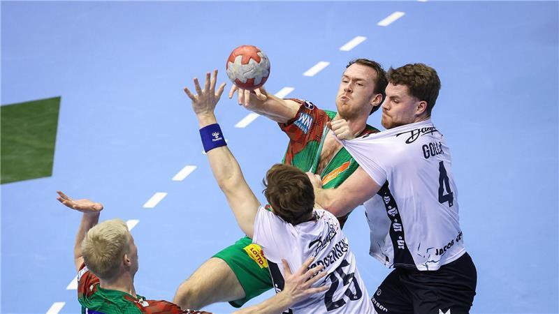 Felix Claar (3.v.l.) glänzte vor allem vor der Pause gegen Flensburg.