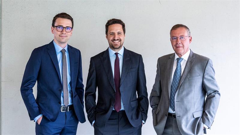 Felix Fischer (links), Stephan Herrmann (Mitte) und Hartmut Spliethoff (rechts) forschen an einem reversiblen Brennstoffzellenkraftwerk. (Handout)