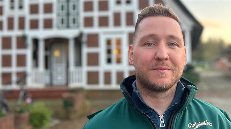 Gasthaus als Familiensache: Neustart im Großenwördener Hof Felix Fitze, 34 Jahre alt, steht vor der Gaststätte, deren Fachwerkfront undeutlich im hintergrund zu sehen ist.