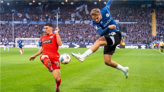 Bielefeld überrascht mit Heimerfolg gegen Elversberg Felix Keidel (l) und die SV Elversberg hatten bei Arminia Bielefeld das Nachsehen.