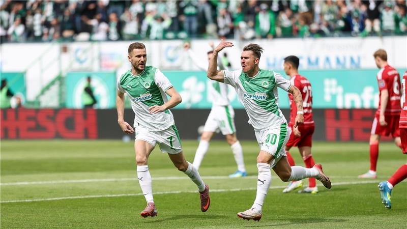 Felix Klaus jubelt über seinen Treffer zum 1:0.