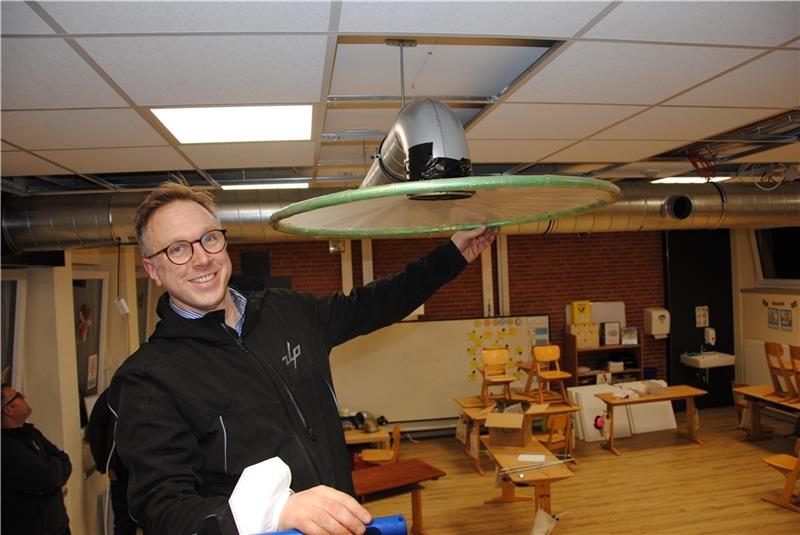 Felix Kruse beim Einbau der Lüftungsanlage.