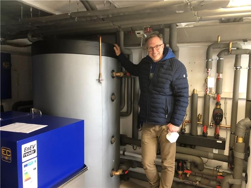 Felix Kruse ist ein BHKW-Fan. Für einen Altbau in Schölisch hat er die Kombination aus Mini-Kraftwerk (vorne links) und Wärmepumpe energetisch berechnet. Sie spart Energie – und ist vor allem klimafreundlich. Foto: Klempow