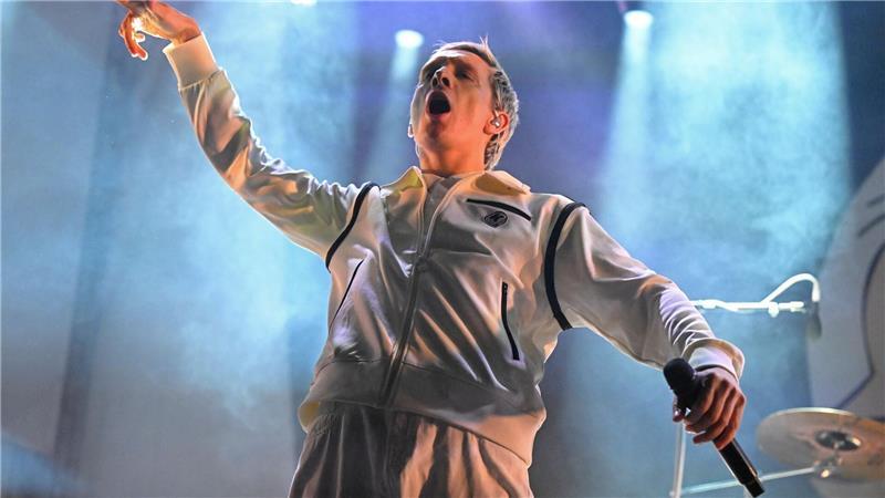 Campino kontra Landrat - Musikfestival in Jamel gegen rechts Felix Kummer von Kraftklub sorgt für Stimmung.