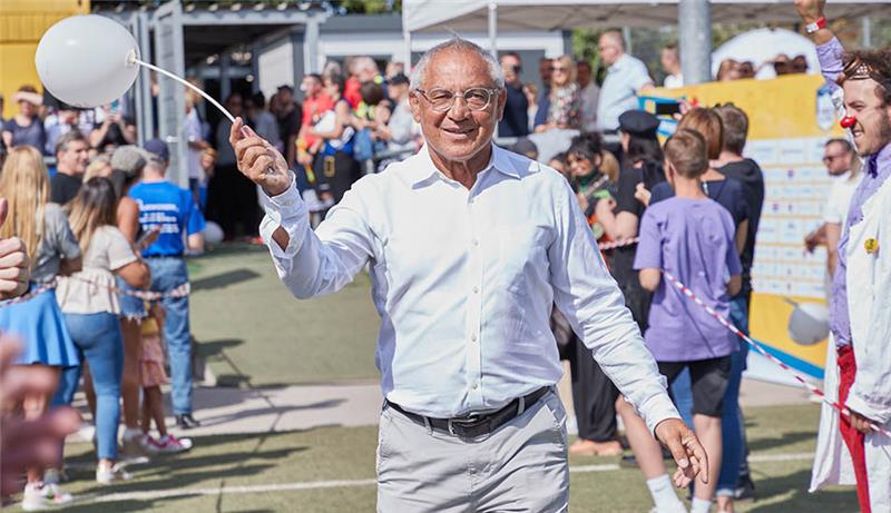 Felix Magath, Fußballtrainer, betritt bei der Benefizveranstaltung "Kicken mit Herz" den Rasen. Unter dem Motto "Soccer Peace &amp; Love - Flower Power“ traten Prominente Spieler bei der Veranstaltung zugunsten der Kinderkardiologie des Universitätsklinikums Hamburg Eppendorf (UKE) gegen eine Ärzteauswahl des UKE an. Foto: Georg Wendt/dpa