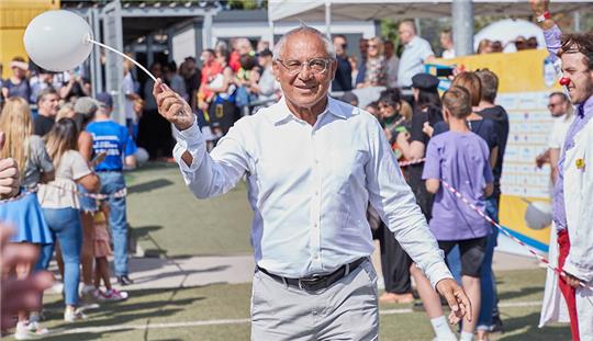 Felix Magath, Fußballtrainer, betritt bei der Benefizveranstaltung "Kicken mit Herz" den Rasen. Unter dem Motto "Soccer Peace &amp; Love - Flower Power“ traten Prominente Spieler bei der Veranstaltung zugunsten der Kinderkardiologie des Universitätsklinikums Hamburg Eppendorf (UKE) gegen eine Ärzteauswahl des UKE an. Foto: Georg Wendt/dpa