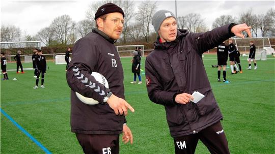 Felix Meyer, sportlicher Leiter der Jugendabteilung des VfL Sittensen, im Gespräch mit Felix Beyer, Torwarttrainer aus den Reihen des FC St. Pauli. Foto: Holsten