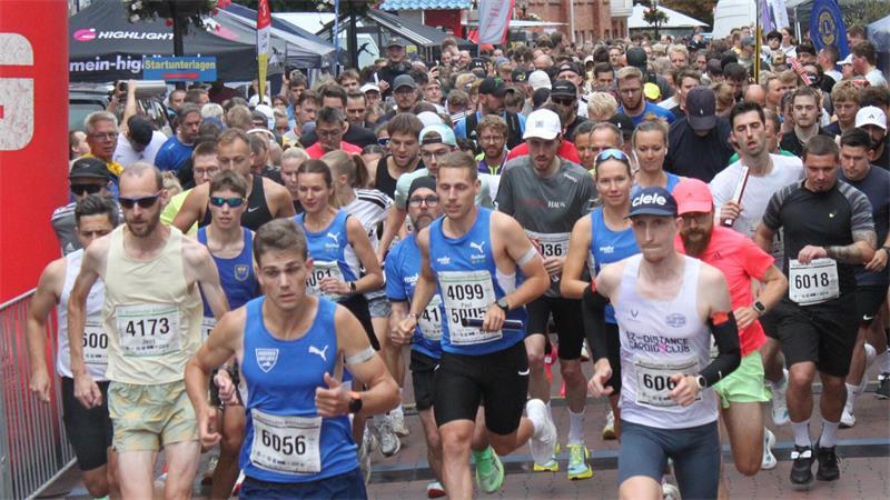 22. Buxtehuder Altstadtlauf: Teilnehmerrekord, lautstarke Fans und spendable Sieger Felix Nadeborn (vorne rechts) pulverisierte den Halbmarathon-Rekord. Svea Timm (hinter ihm) gewann bei den Frauen, sie ist eine der Dauersiegerinnen über verschiedene Strecken.