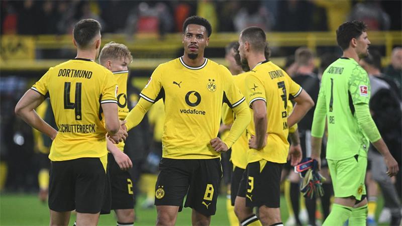 Felix Nmecha (M) und Borussia Dortmund haben gegen Werder Bremen spät zwei Punkte verschenkt. 