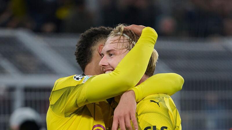 Versöhnlicher Sieg: BVB vertreibt Stimmungstief Felix Nmecha umarmt Dortmunds Torschützen Julian Brandt (r).